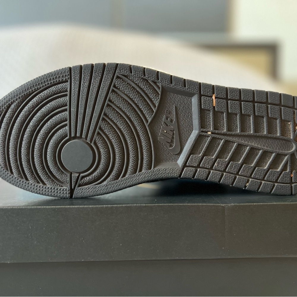 aj1 low laser blue black